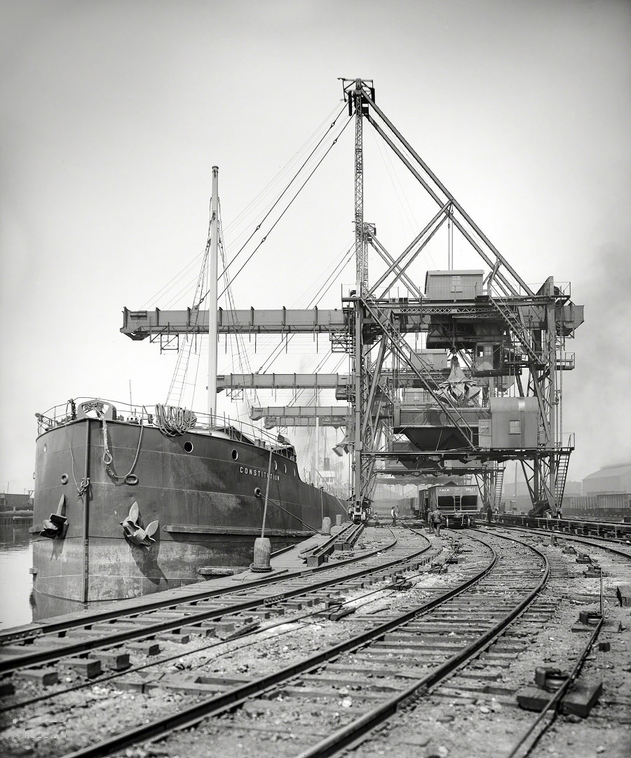 #43 Brown electric hoist unloading freighter Constitution at Cleveland, 1910