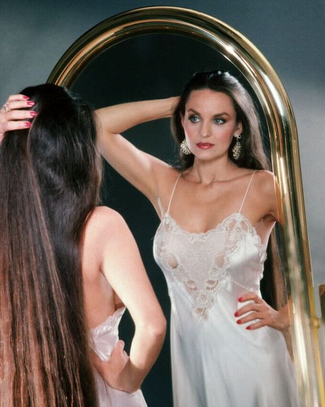Fabulous Photos Of Crystal Gayle That Show Her Long Hair From 1970s and 1980s Celebrities