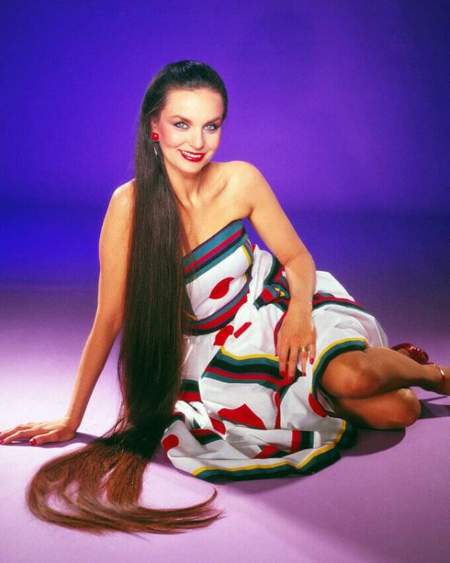 Fabulous Photos Of Crystal Gayle That Show Her Long Hair From 1970s and 1980s Celebrities