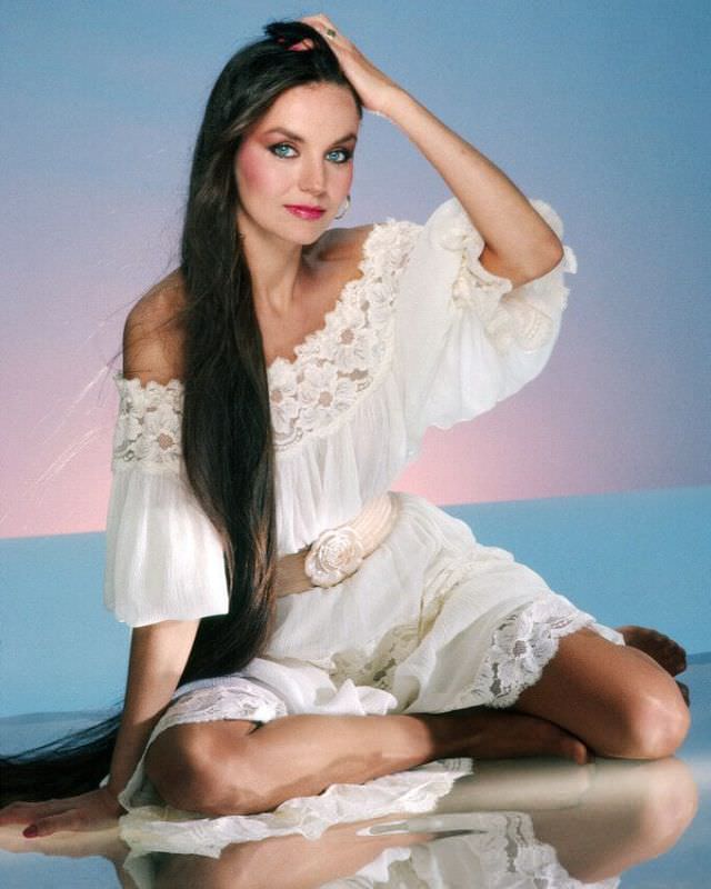 Fabulous Photos Of Crystal Gayle That Show Her Long Hair From 1970s and 1980s Celebrities