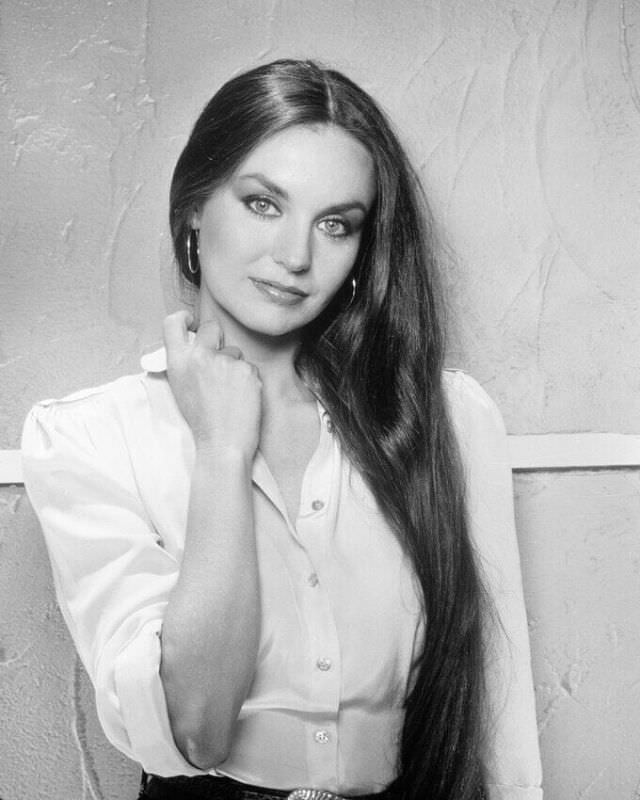 Fabulous Photos Of Crystal Gayle That Show Her Long Hair From 1970s and 1980s Celebrities