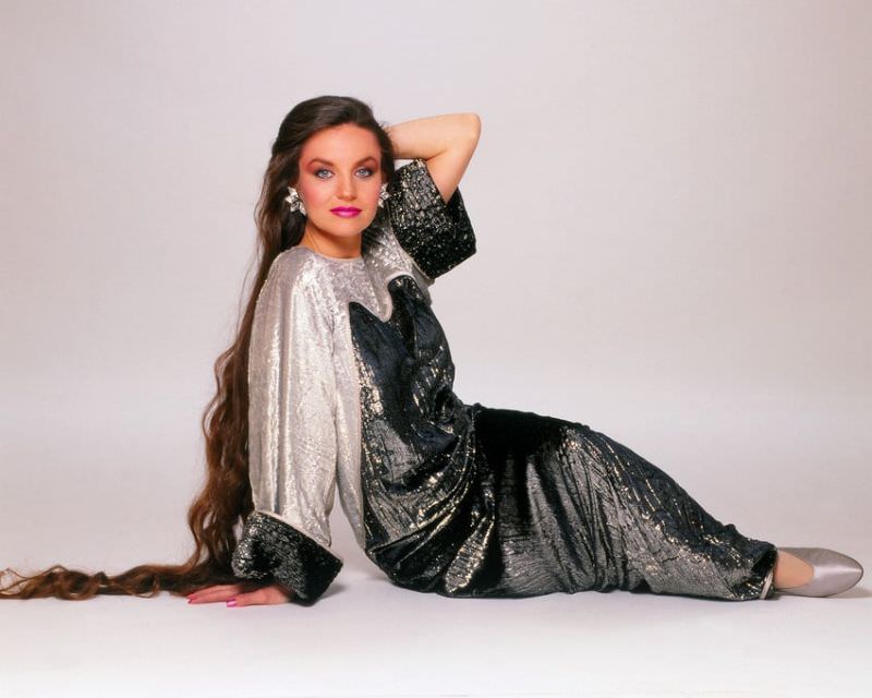 Fabulous Photos Of Crystal Gayle That Show Her Long Hair From 1970s and 1980s Celebrities