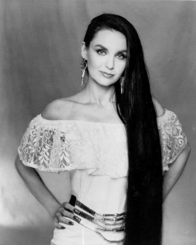 Fabulous Photos Of Crystal Gayle That Show Her Long Hair From 1970s and 1980s Celebrities