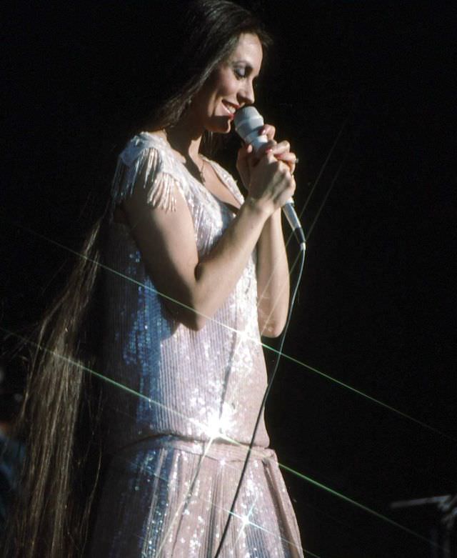 Fabulous Photos Of Crystal Gayle That Show Her Long Hair From 1970s and 1980s Celebrities