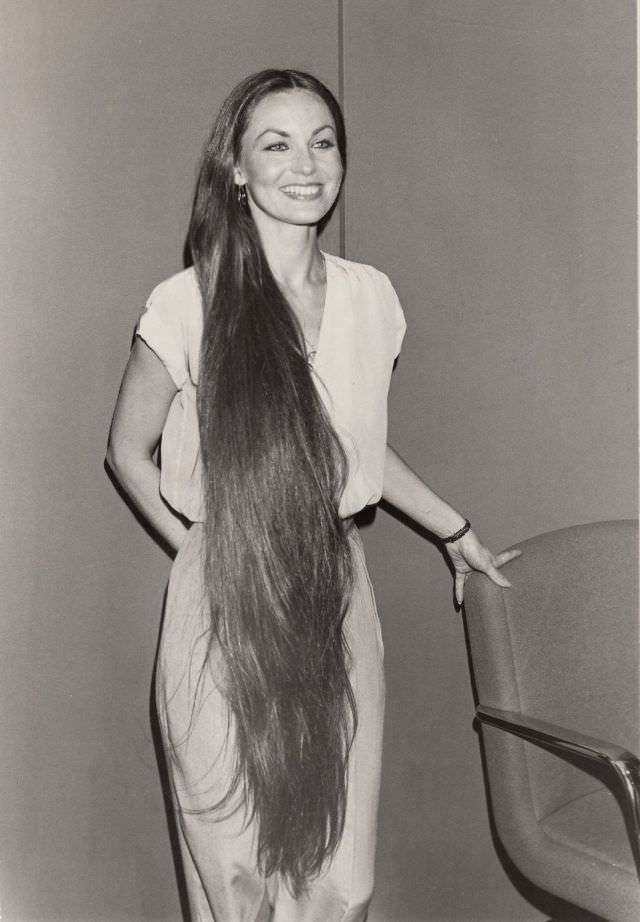 Fabulous Photos Of Crystal Gayle That Show Her Long Hair From 1970s and 1980s Celebrities