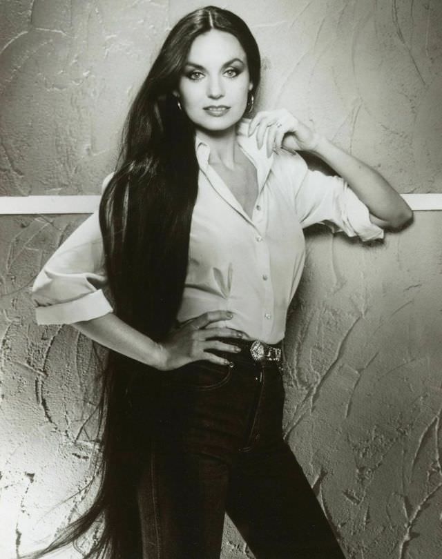 Fabulous Photos Of Crystal Gayle That Show Her Long Hair From 1970s and 1980s Celebrities