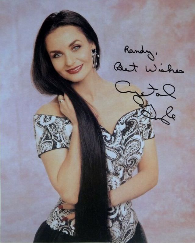 Fabulous Photos Of Crystal Gayle That Show Her Long Hair From 1970s and 1980s Celebrities