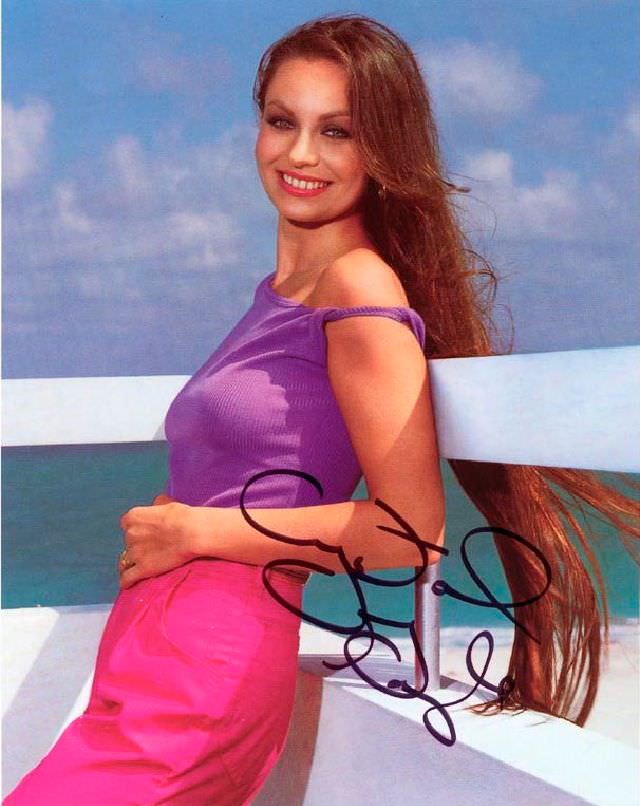 Fabulous Photos Of Crystal Gayle That Show Her Long Hair From 1970s and 1980s Celebrities