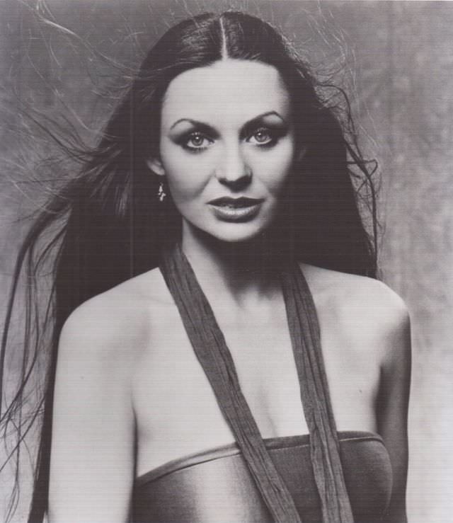 Fabulous Photos Of Crystal Gayle That Show Her Long Hair From 1970s and 1980s Celebrities