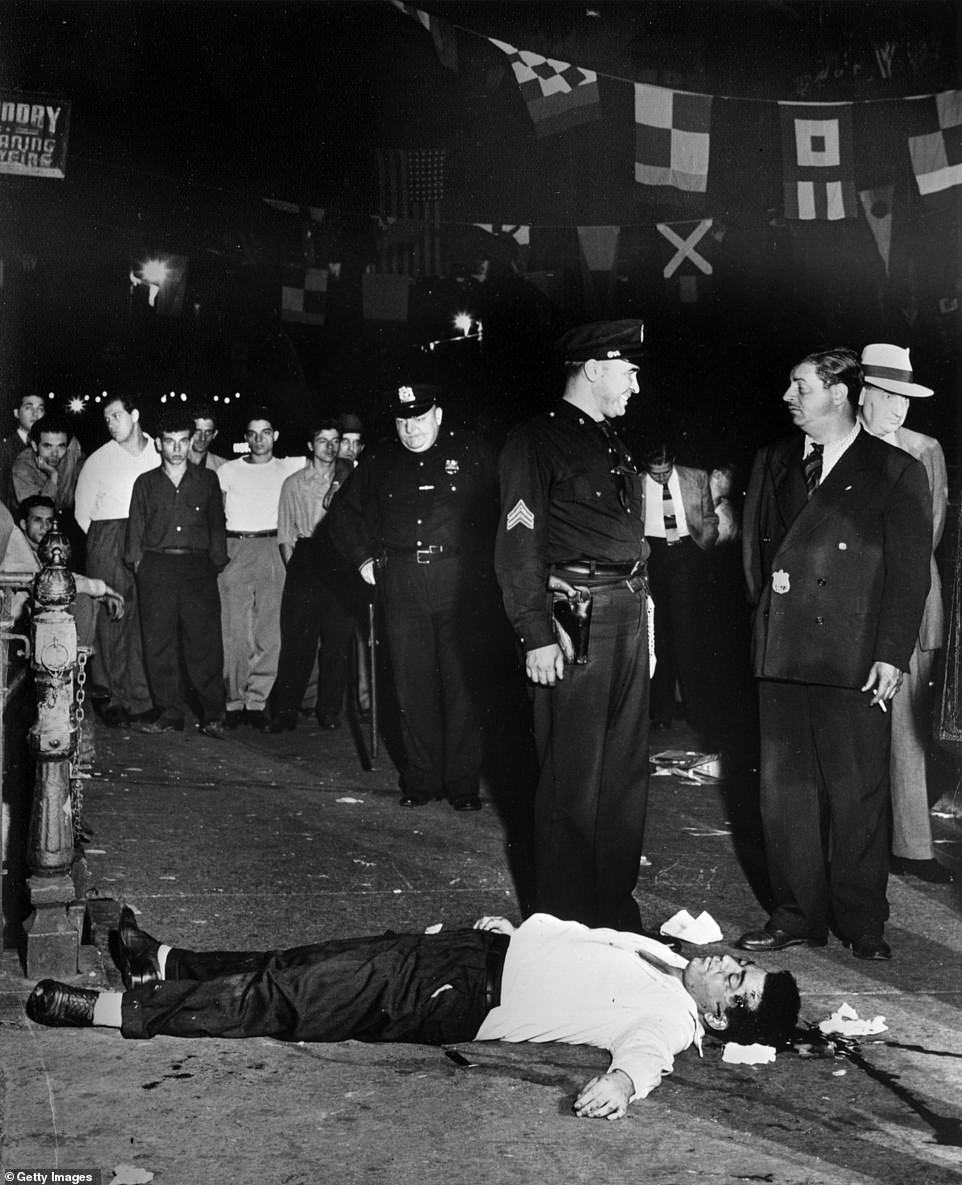 A murder of two men at the feast of San Gennaro in 1939. Joseph ‘Little Joe’ La Cava and Rocco ‘Chickee’ Fagio were both found dead on Mulberry Street