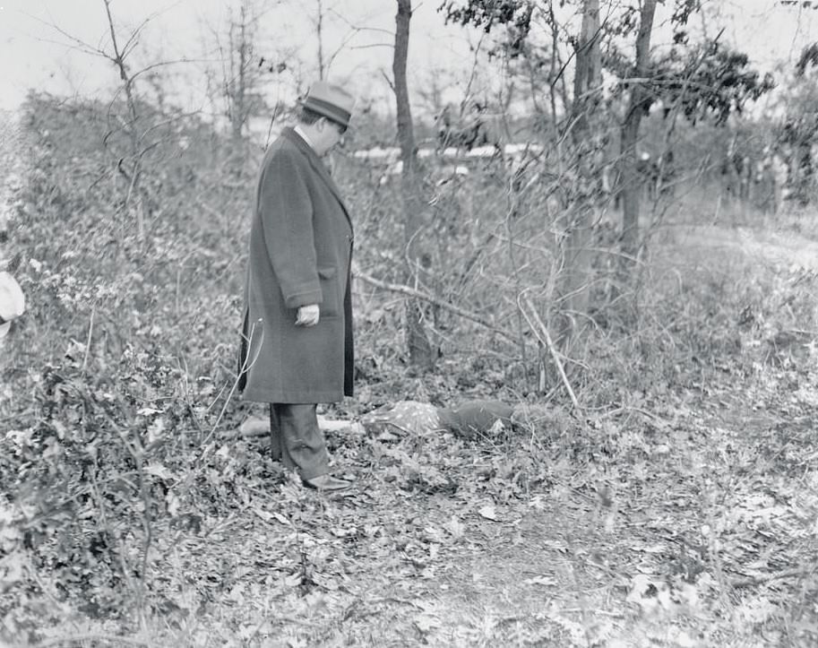 #40 Police guarding the body of 15-year-old schoolgirl Ellen O’Connor who disappeared from her home before being found murdered and dumped in Massapequa woods