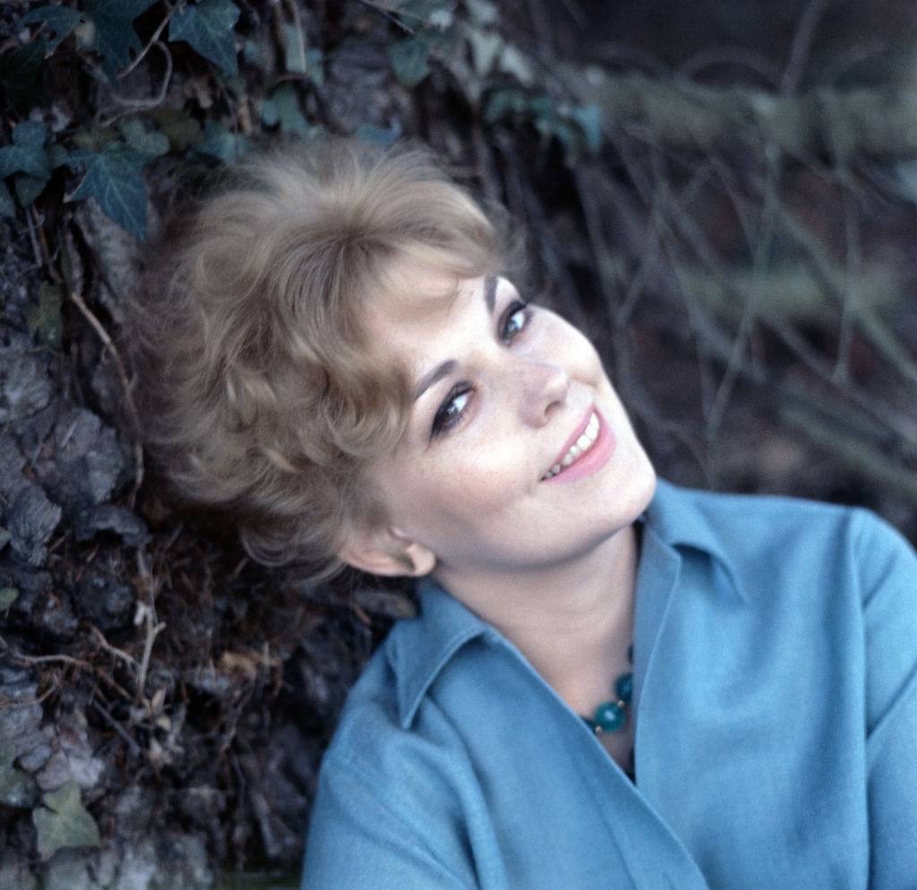 #51 Kim Novak posing for a photo shooting, 1950s