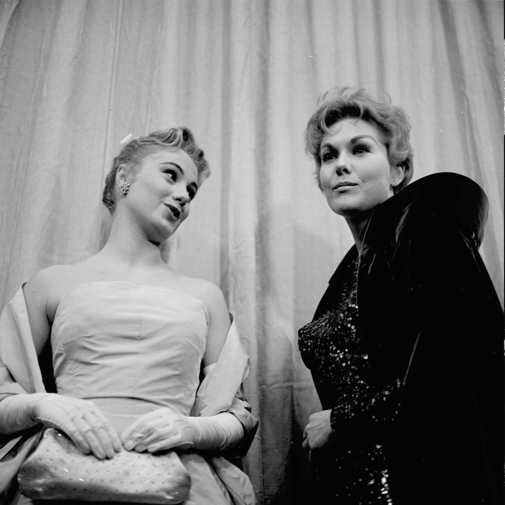 #36 Kim Novak with Shirley Jones attend the Academy Awards in Los Angeles, 1956