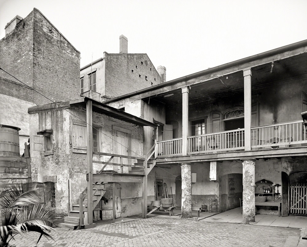 #43 Old Spanish courtyard, New Orleans circa 1903