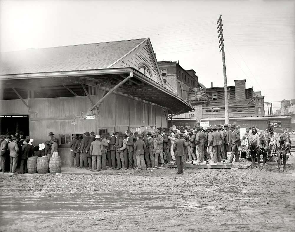 #32 Payday on the levee, New Orleans circa 1906