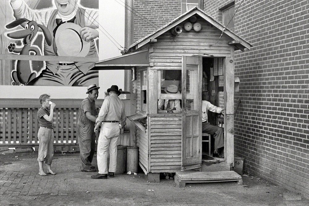 #18 Activity around station master’s shack. Streetcar terminal, Oklahoma City, Oklahoma, July 1939