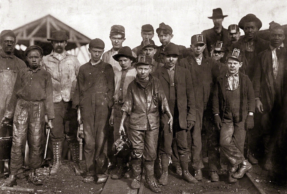 #18 An oiler on the tipple at Bessie Mine near Birmingham in Jefferson County, December 1910