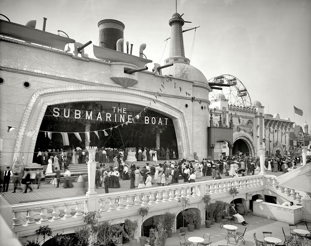 #60 The Submarine Boat, Coney Island, New York circa 1904