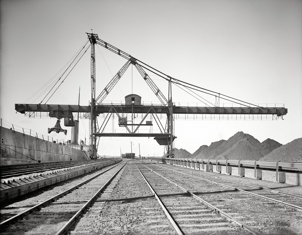 #46 Brown electric hoist unloading ore carrier, Buffalo, New York, circa 1908