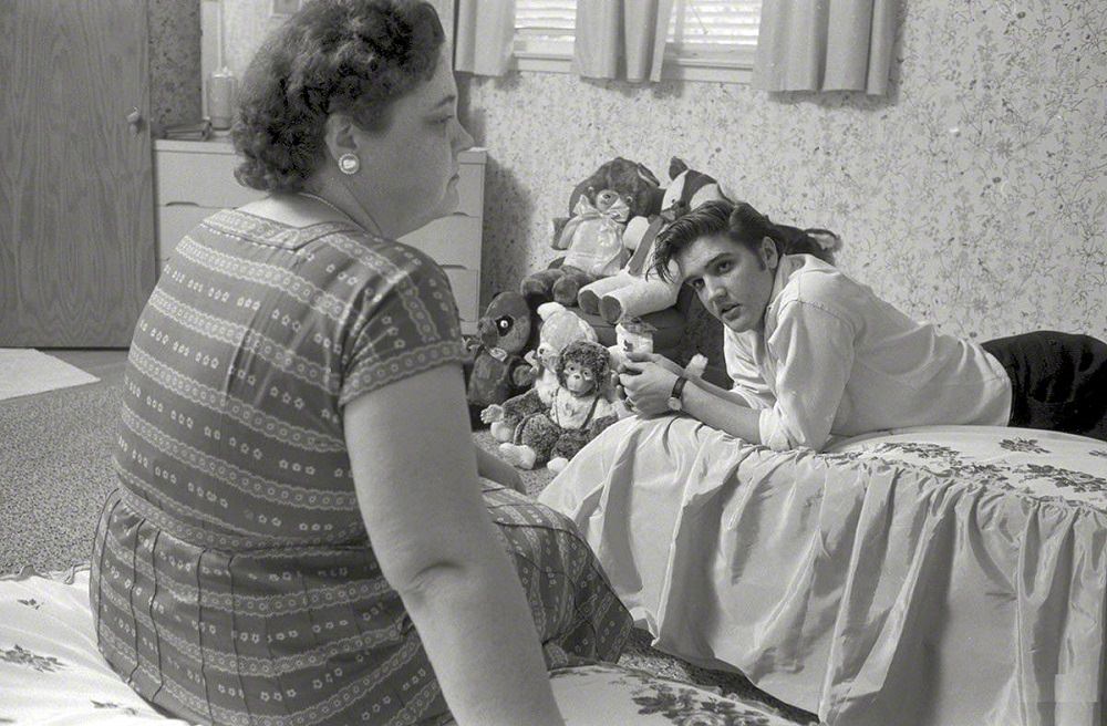 #32 A young Elvis Presley at home in Memphis with mom Gladys, 1956