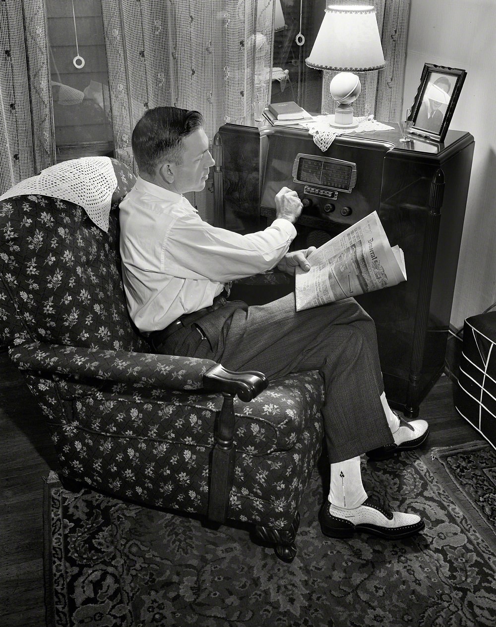 #21 Mr. Babcock tuning in for war news, Rochester, New York, March 1943