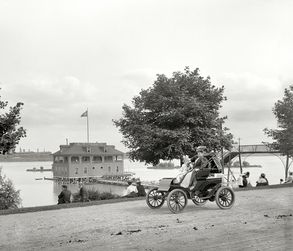 #15 Riverside Park and boat house, Toledo, 1910