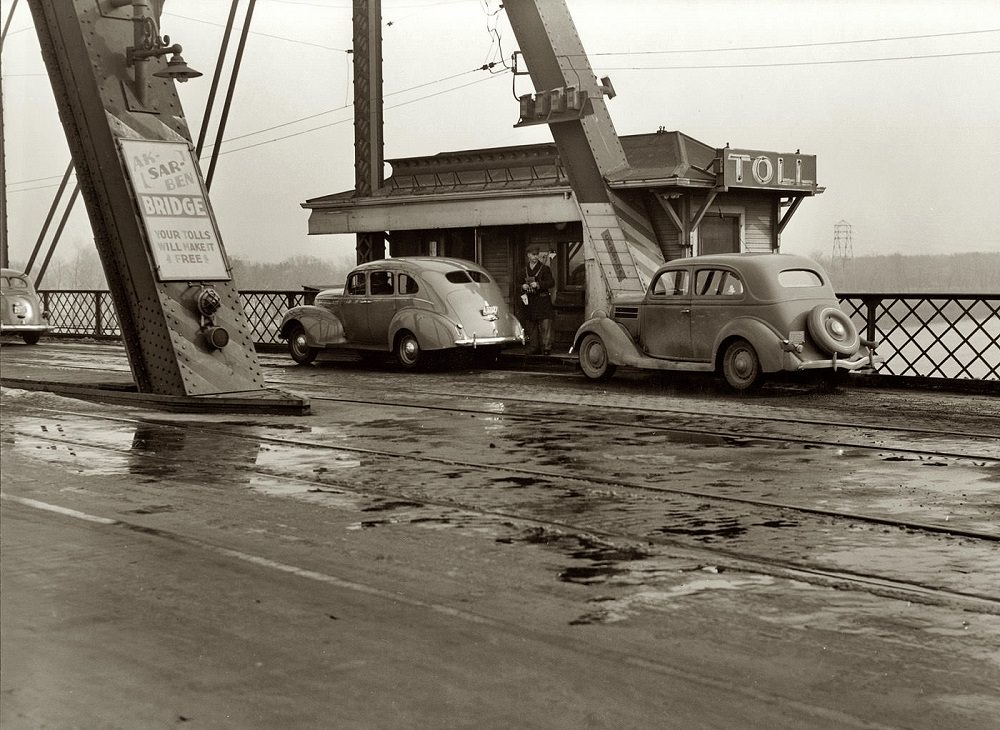 #19 The Ak-sar-ben toll bridge over the Missouri River between Iowa and Nebraska at Omaha, November 1938