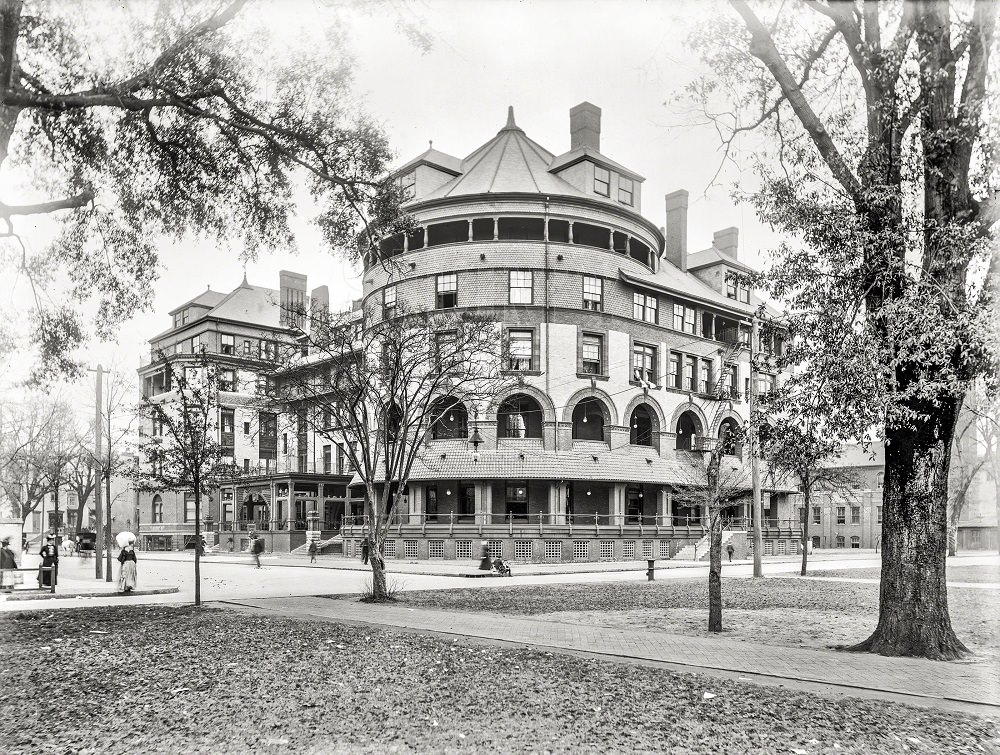 #32 Hotel DeSoto, Savannah, 1900