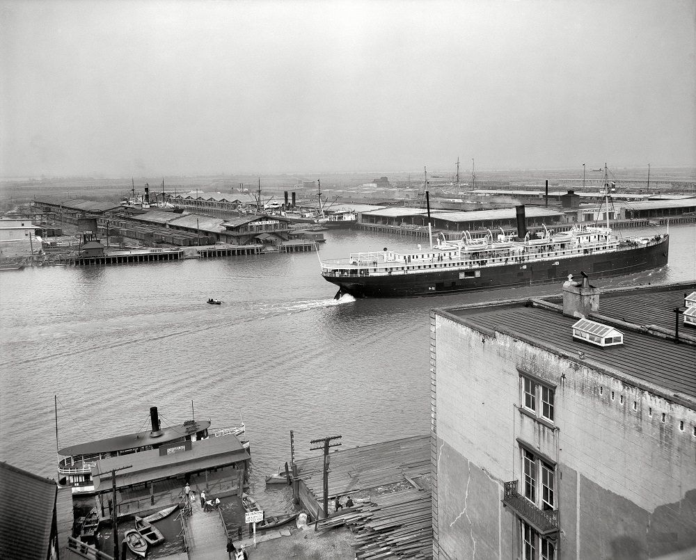#19 Seaboard Air Line Railway docks, Savannah, Georgia, circa 1910