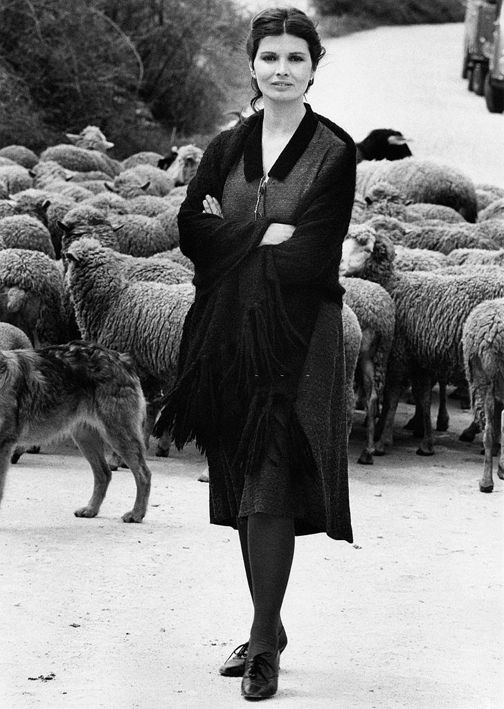 Scilla Gabel on the set of the TV serial ‘Vino a Pane’, Avezzano, 1972