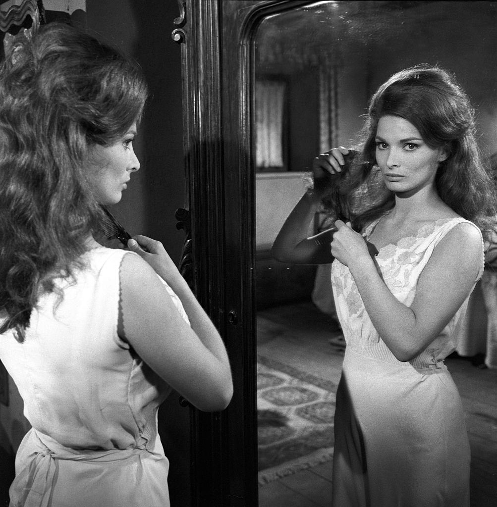 Scilla Gabel combing herself in front of the mirror in the film “The Two Colonels”, 1962