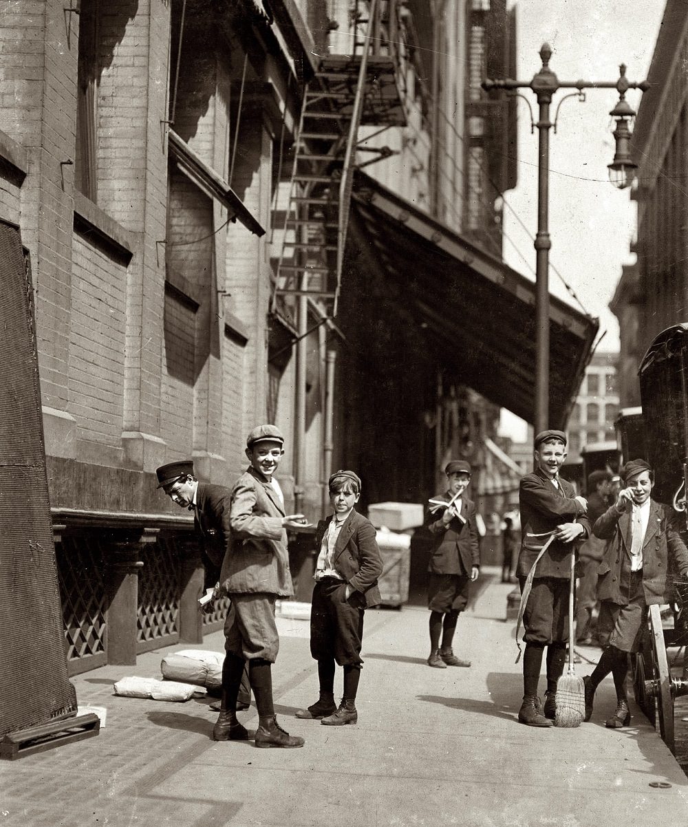 #43 Bundle Boys at Nugent’s, Washington and Broadway, St. Louis, Missouri, May 1910