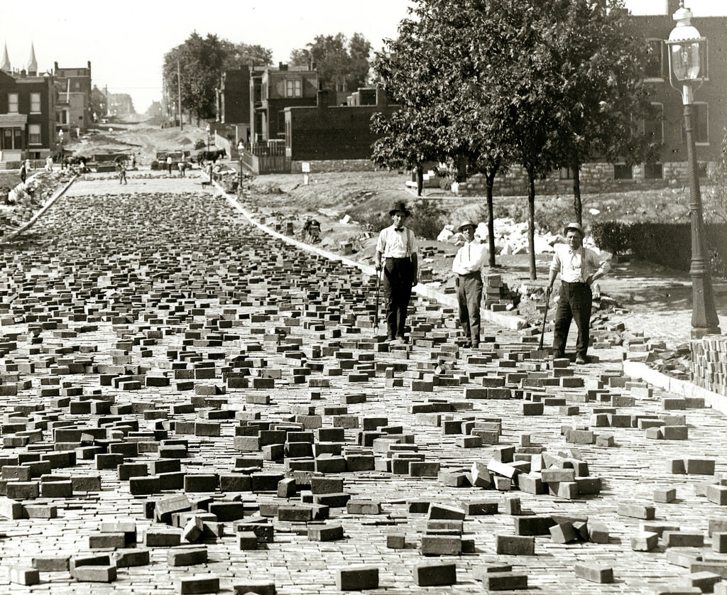 #39 Street pavers at work on Compton Avenue north of Meramec Street, 1906