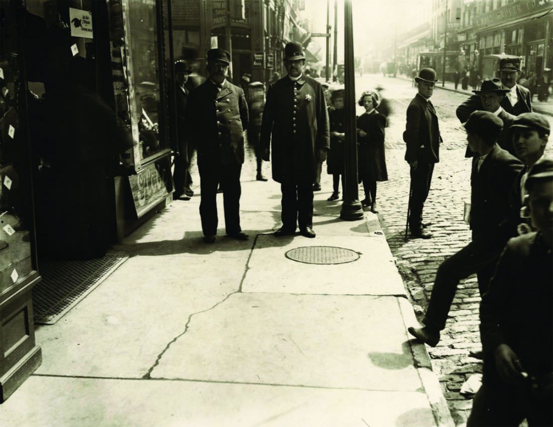 #68 Doorman and police officer in front of Globe Store, Seventh and Franklin streets, 1905–1915