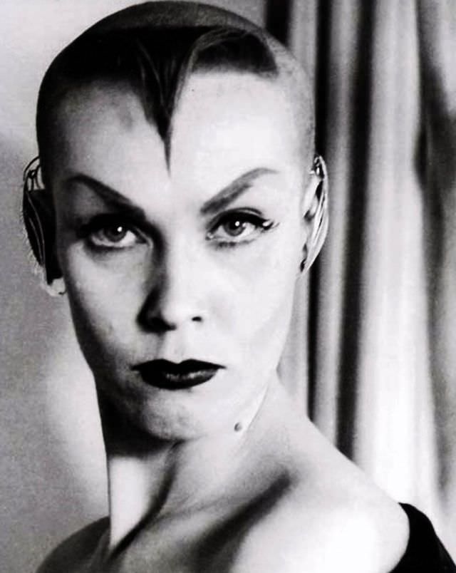 Vampira the Horror Queen: Story and Fabulous Photos Of Maila Nurmi From Her Life Celebrities