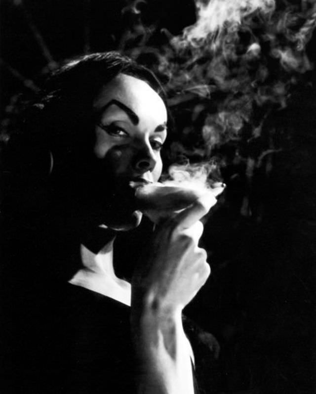 Vampira the Horror Queen: Story and Fabulous Photos Of Maila Nurmi From Her Life Celebrities