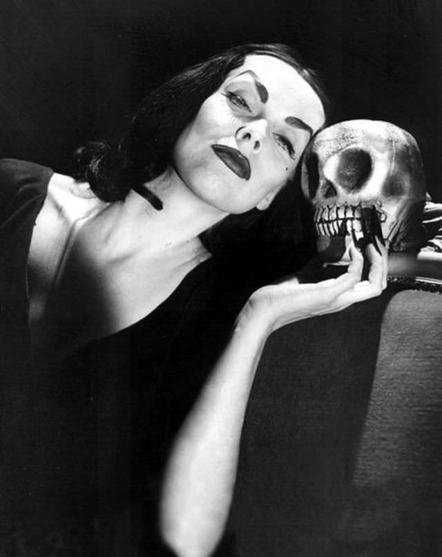 Vampira the Horror Queen: Story and Fabulous Photos Of Maila Nurmi From Her Life Celebrities