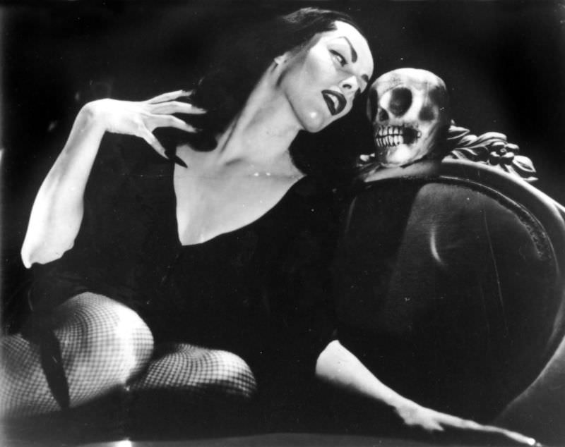 Vampira the Horror Queen: Story and Fabulous Photos Of Maila Nurmi From Her Life Celebrities