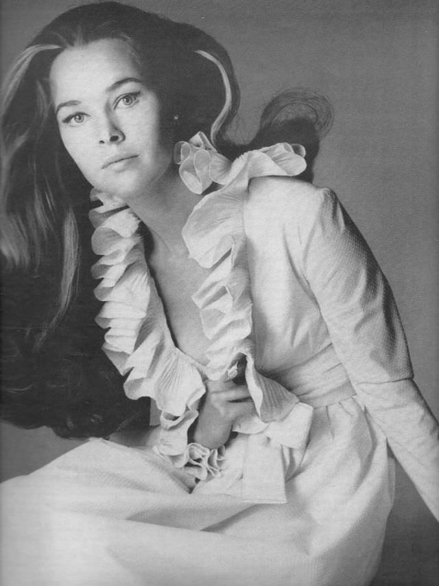 Young Michelle Phillips: Gorgeous Photos Of Californian Dreamgirl From 1960s and 1970s Music