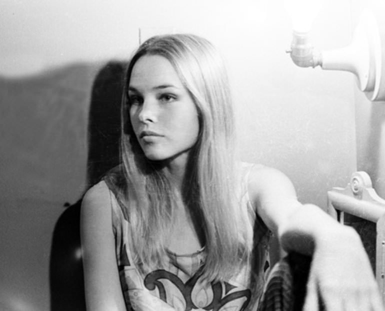 Young Michelle Phillips: Gorgeous Photos Of Californian Dreamgirl From 1960s and 1970s Music