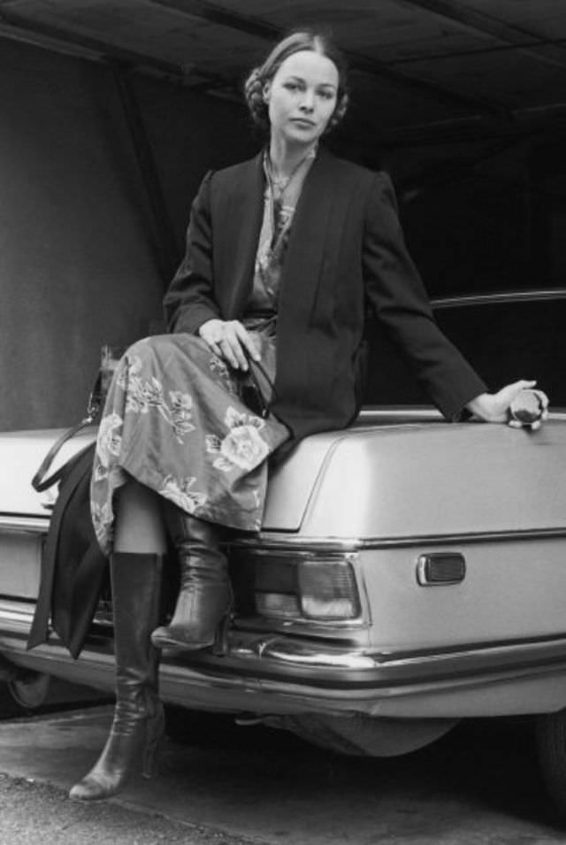Young Michelle Phillips: Gorgeous Photos Of Californian Dreamgirl From 1960s and 1970s Music