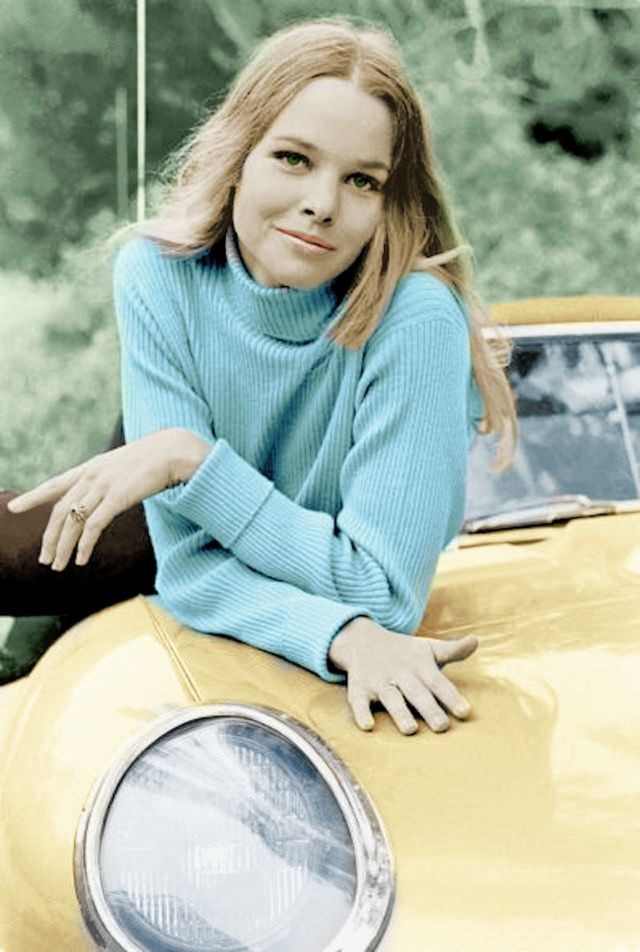 Young Michelle Phillips: Gorgeous Photos Of Californian Dreamgirl From 1960s and 1970s Music