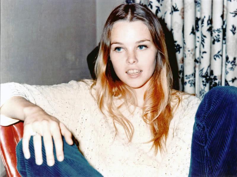 Young Michelle Phillips: Gorgeous Photos Of Californian Dreamgirl From 1960s and 1970s Music