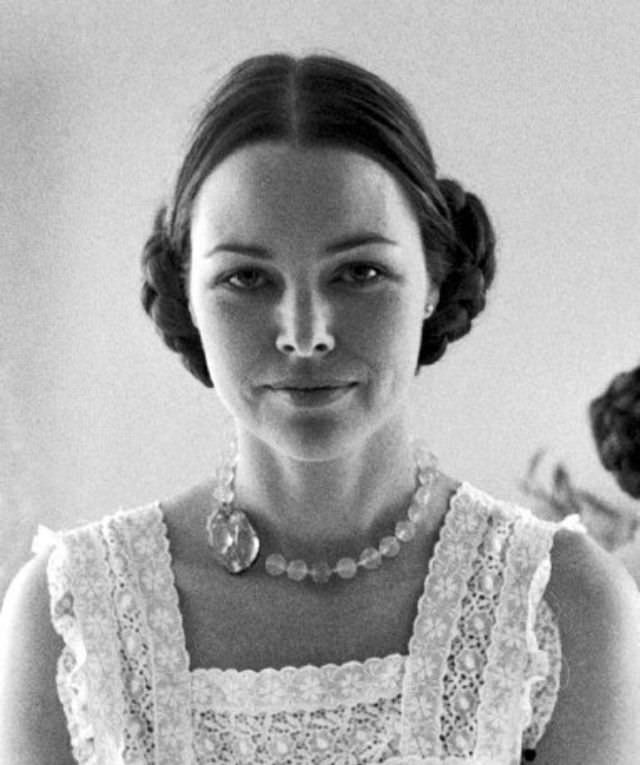 Young Michelle Phillips: Gorgeous Photos Of Californian Dreamgirl From 1960s and 1970s Music