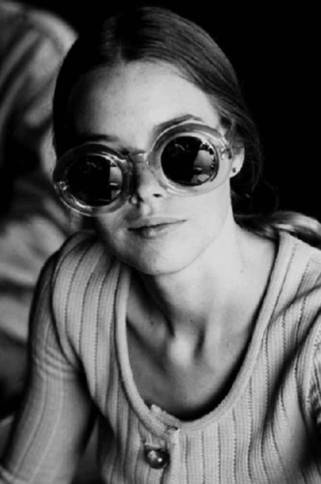 Young Michelle Phillips: Gorgeous Photos Of Californian Dreamgirl From 1960s and 1970s Music