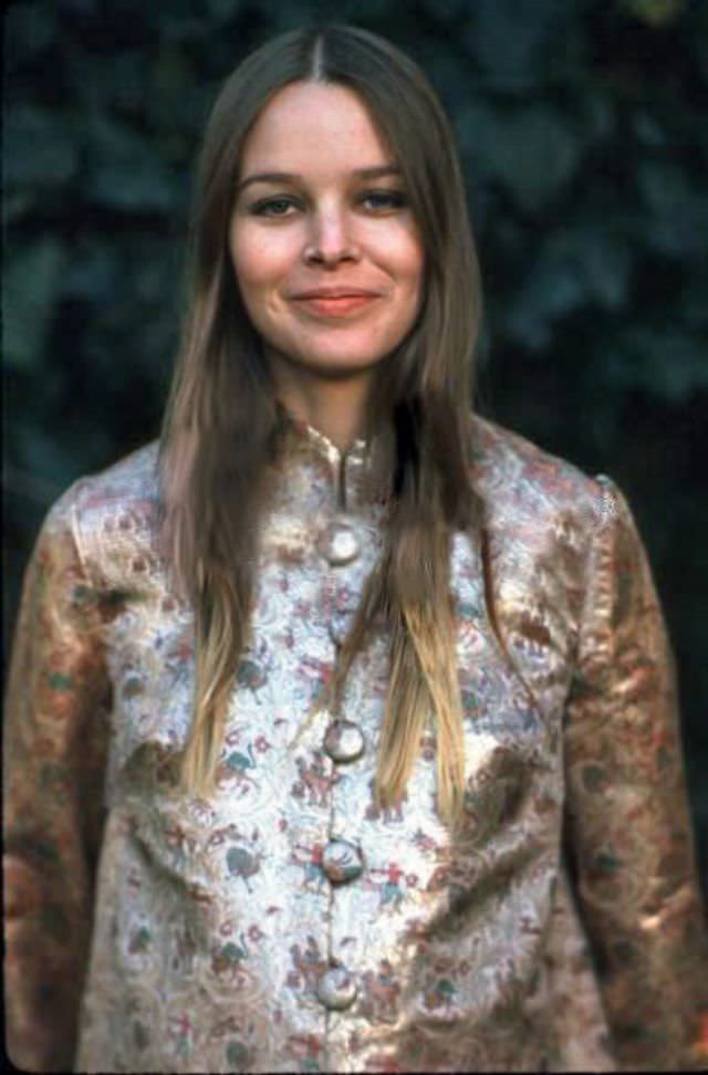 Young Michelle Phillips: Gorgeous Photos Of Californian Dreamgirl From 1960s and 1970s Music