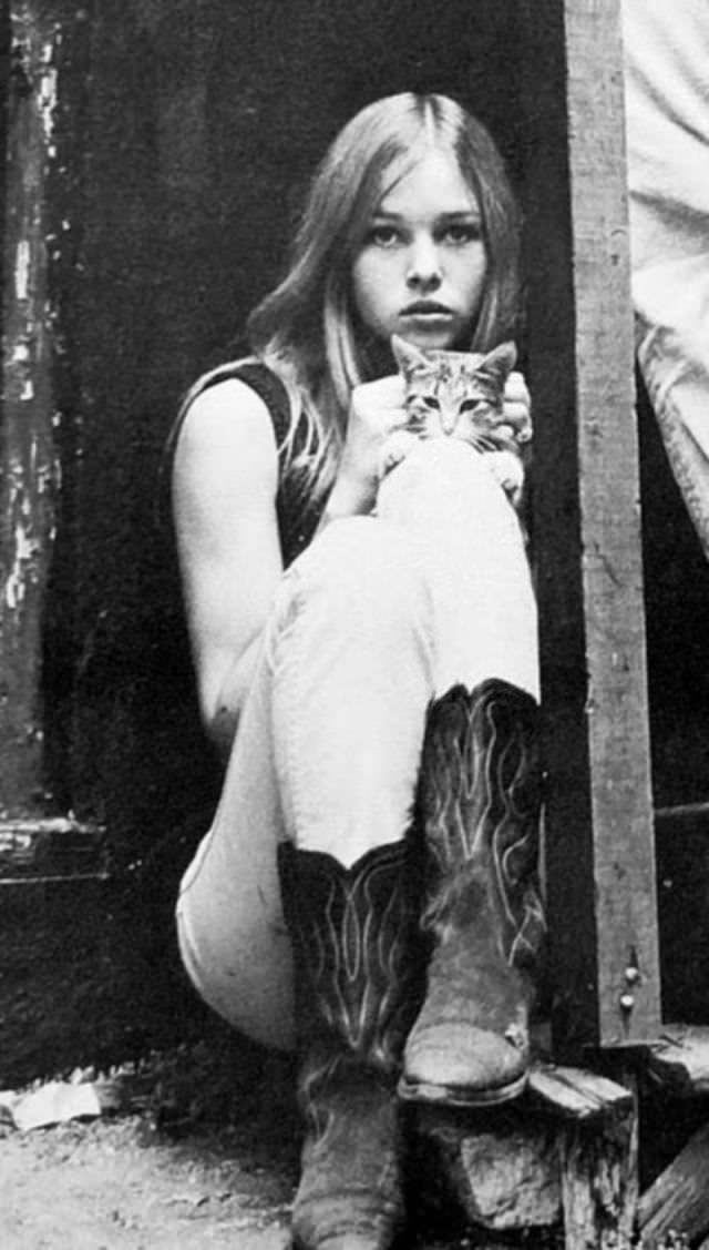 Young Michelle Phillips: Gorgeous Photos Of Californian Dreamgirl From 1960s and 1970s Music