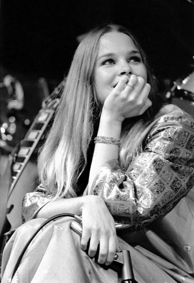 Young Michelle Phillips: Gorgeous Photos Of Californian Dreamgirl From 1960s and 1970s Music