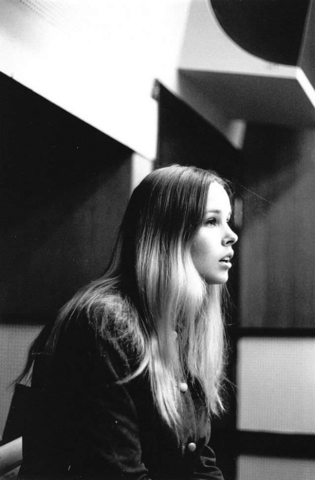 #1  Young Michelle Phillips: Gorgeous Photos Of Californian Dreamgirl From 1960s and 1970s #1 Music