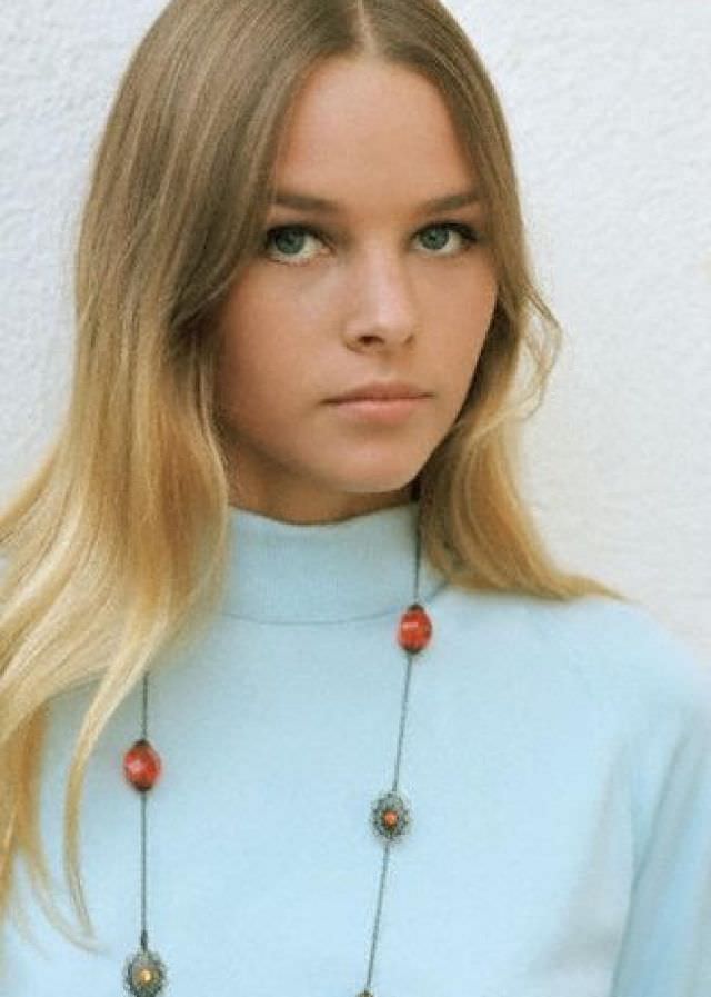 Young Michelle Phillips: Gorgeous Photos Of Californian Dreamgirl From 1960s and 1970s Music